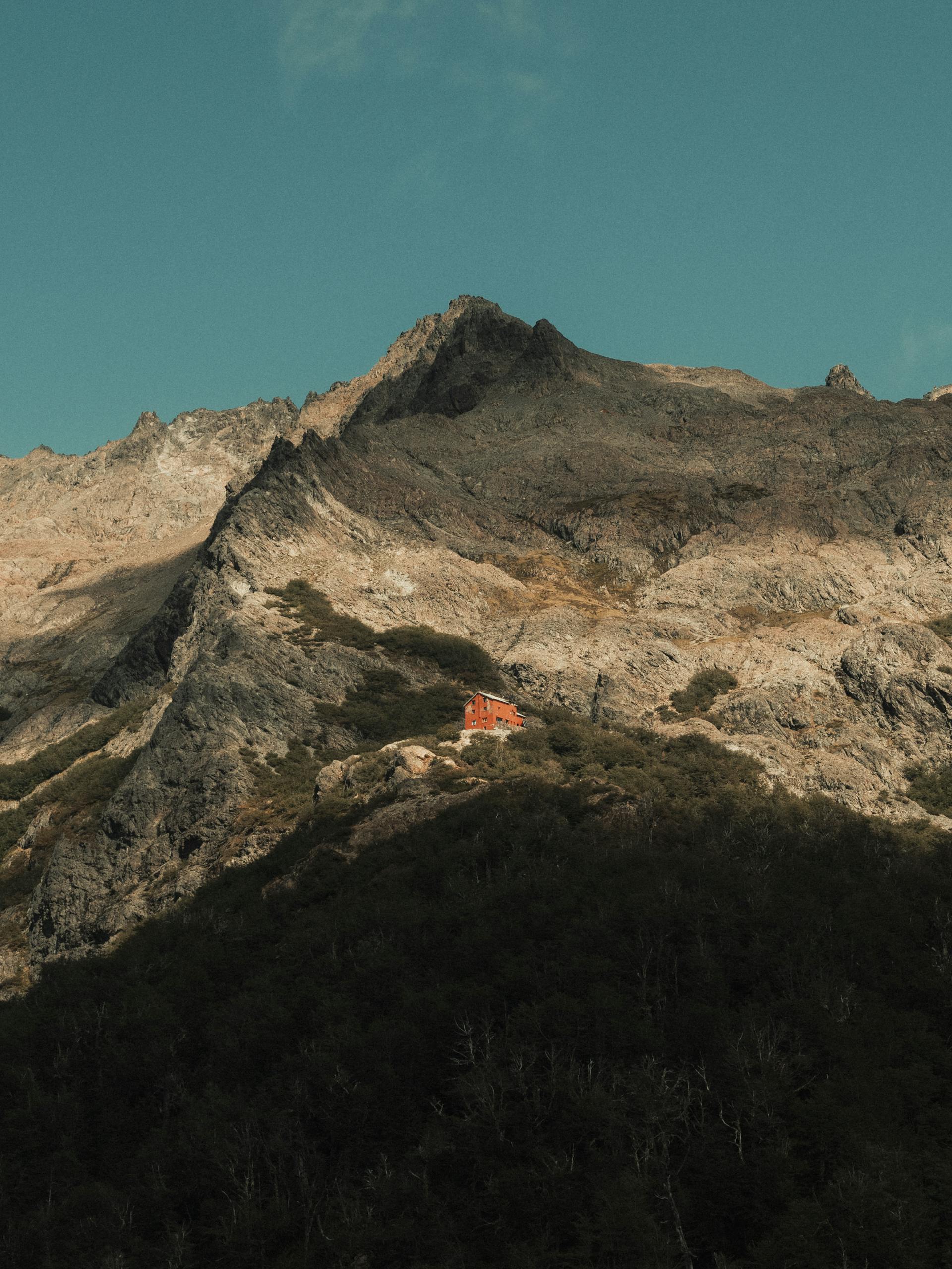 El Refugio López está situado en el Cerro López, a unos 1620 metros sobre el nivel del mar.