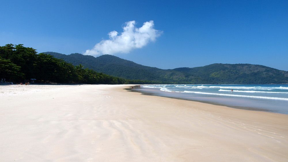 Vista de la inmensa Praia de Lopes Mendes con sus aguas turquesas en Ilha Grande.
