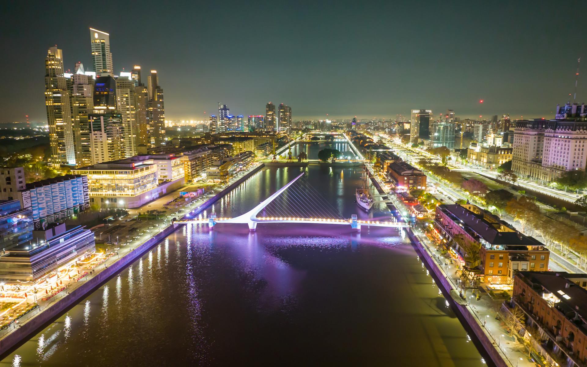 Puerto Madero es el barrio más joven y exclusivo, representando la transformación de un antiguo puerto en un centro de lujo.