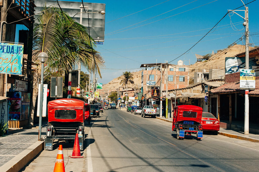 Calle principal de Mancora, Perú.