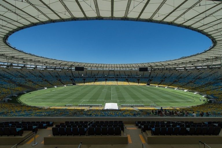 Vista panorámica del interior del Estadio Maracaná con el campo de juego y las tribunas.