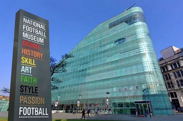El futurista edificio de vidrio Urbis, sede del National Football Museum en el centro de Manchester, Inglaterra.