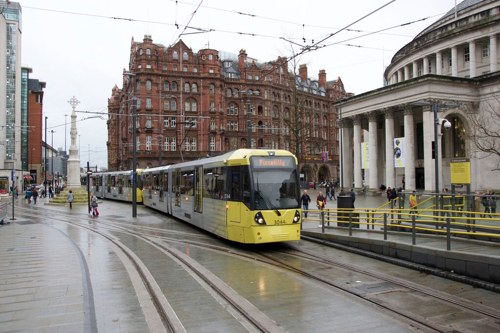Un tranvía amarillo del sistema Metrolink circulando por las calles del centro de Manchester, Inglaterra.
