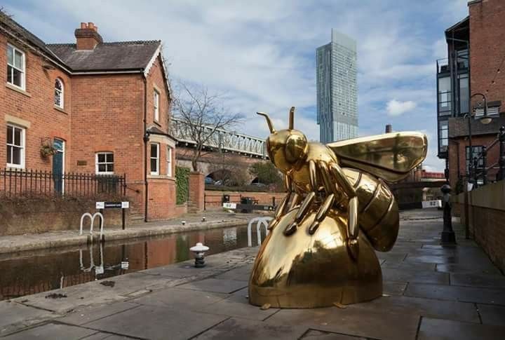 Monumento y grabados de la abeja obrera, el símbolo histórico de la ciudad en Manchester, Inglaterra.