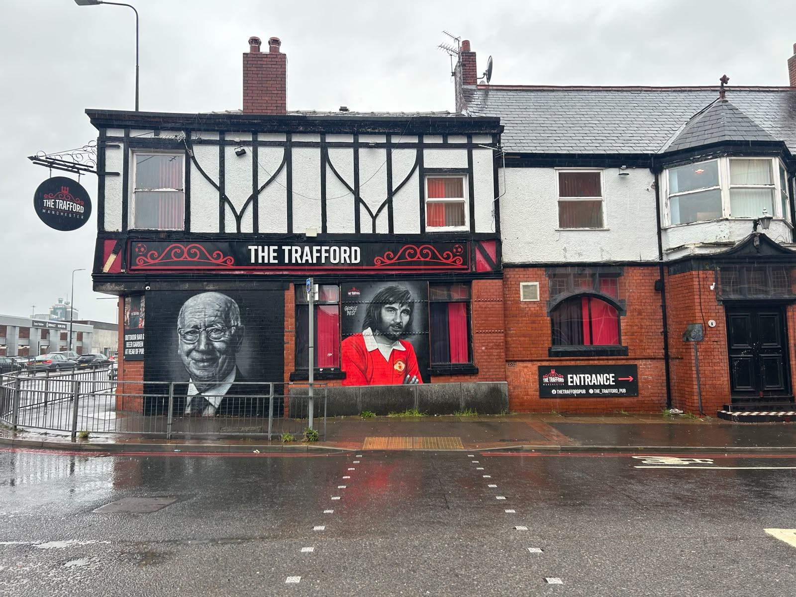 Pubs de encuentro en las cercanías del estadio de Manchester United en Old Trafford, Manchester, Inglaterra.