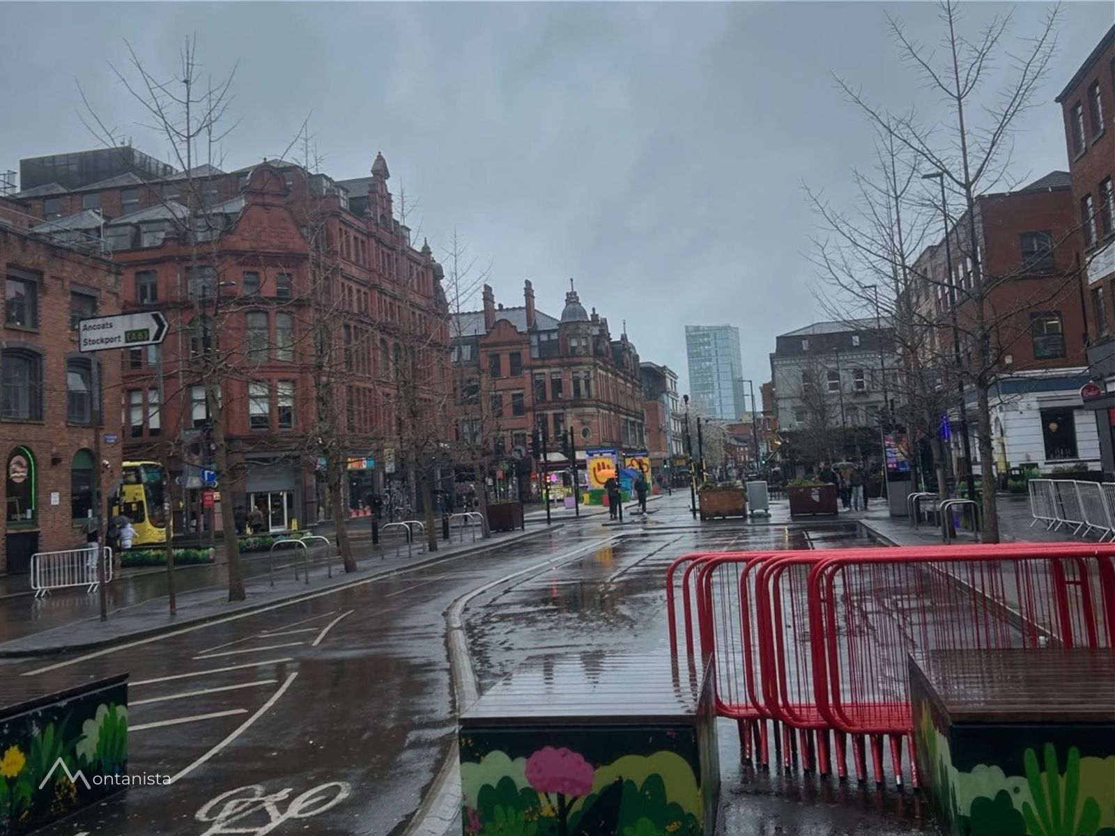 Calles del Northern Quarter en Manchester, con fachadas de ladrillo rojo, escaleras de incendio exteriores y arte callejero vibrante.