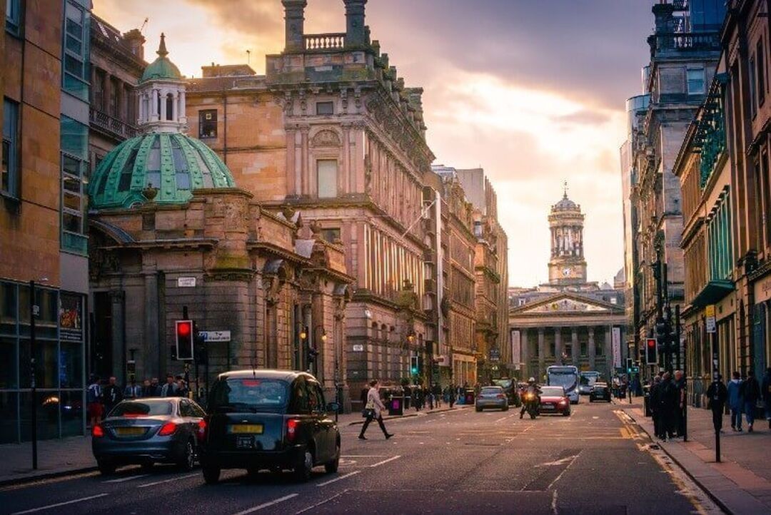 Ruas do bairro central Merchant City de Glasgow, Escócia.