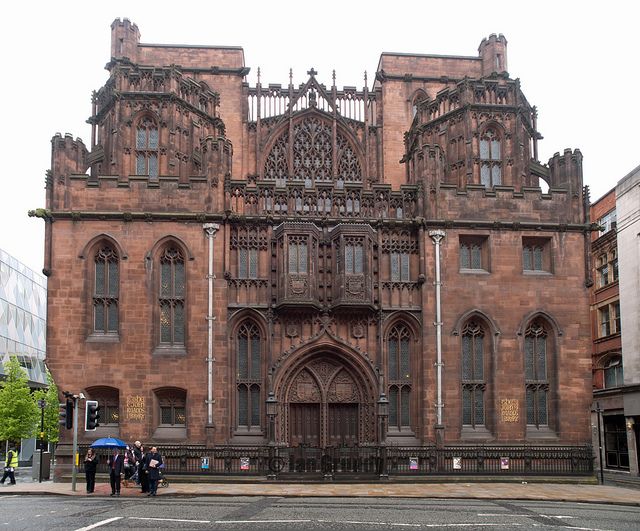 La espectacular biblioteca John Rylands en Manchester, Inglaterra, con su impactante arquitectura neogótica y techos altos.