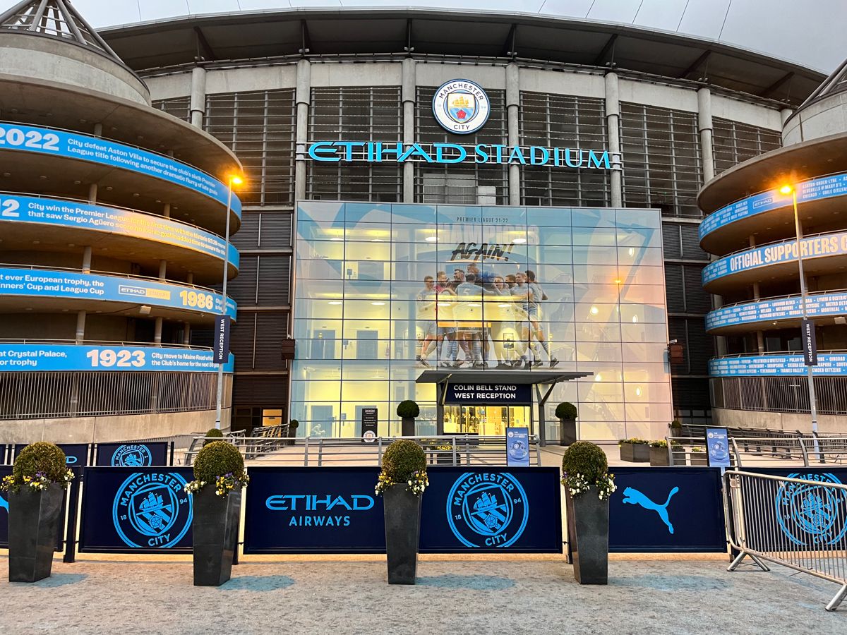 El moderno y vanguardista Etihad Stadium, hogar del Manchester City en Inglaterra.