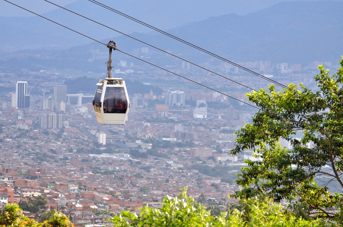 El sistema de Metrocable de Medellín brinda unas vistas panorámicas únicas de la ciudad. Colombia.