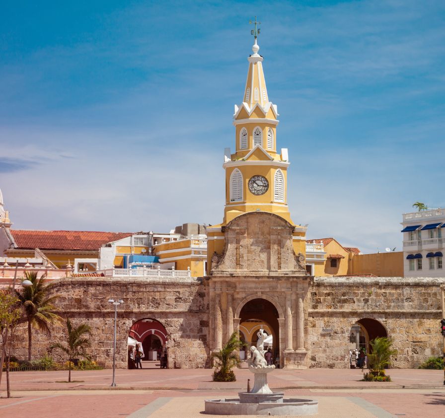 Torre del Reloj y puerta de entrada a la ciudad amurallada de Cartagena de Indias, Colombia.