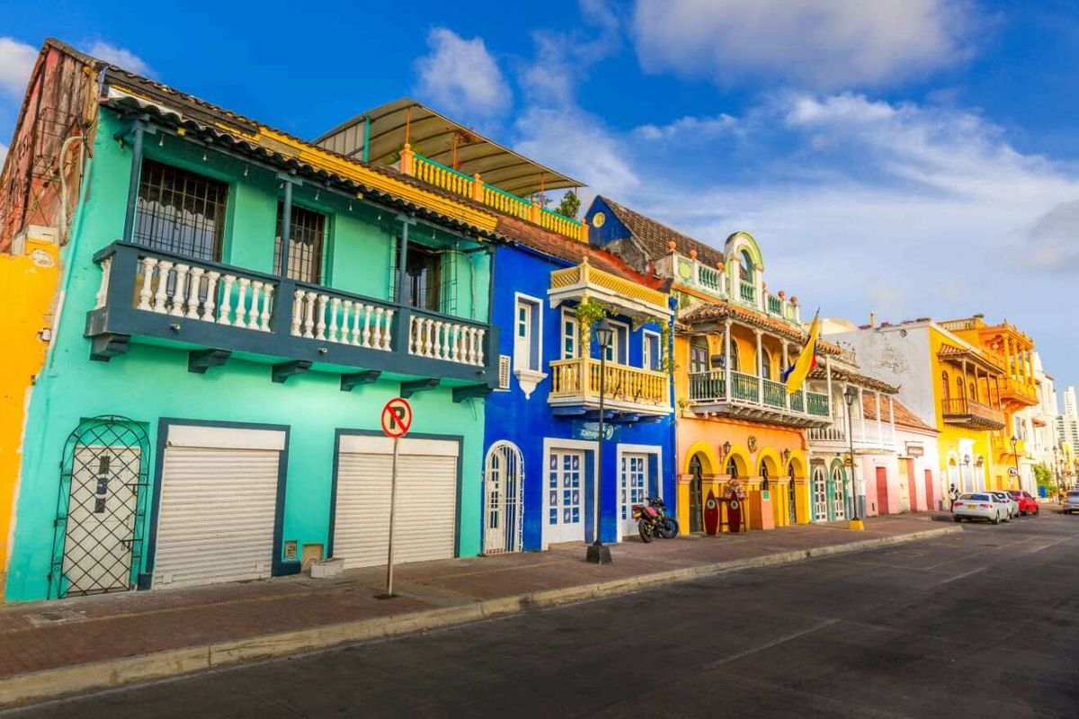 Casas coloniales y coloridas en las calles del barrio Getsemaní en Cartagena de Indias, Colombia.