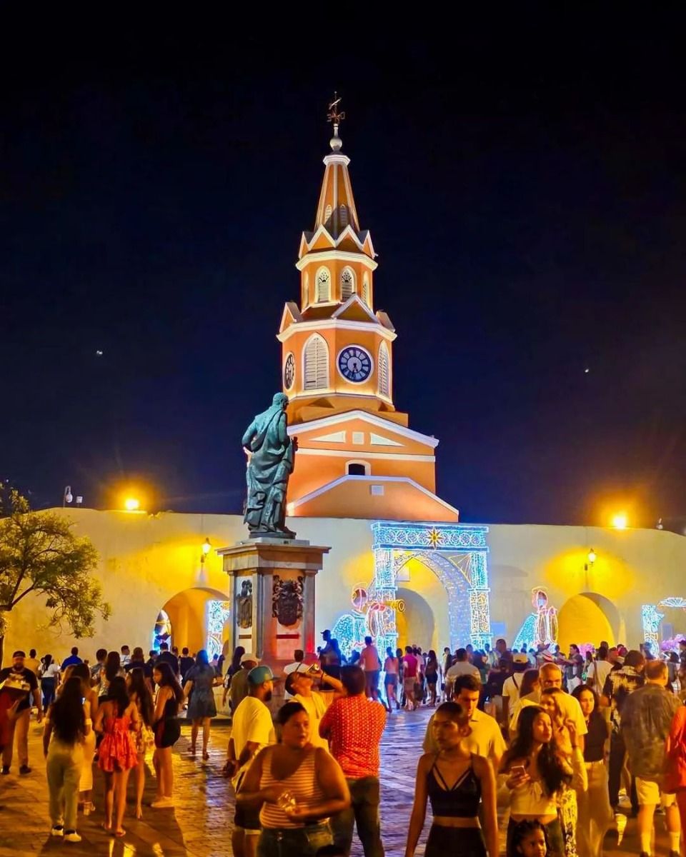 Torre del Reloj por la noche, una de las zonas animadas de la ciudad de Cartagena de Indias, Colombia.