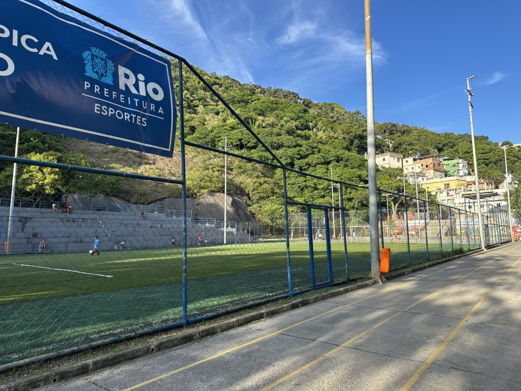 O início da trilha do Morro Dois Irmãos fica no alto da comunidade do Vidigal ao lado de um campo de futebol.