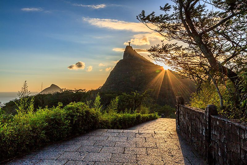 Vista cercana del Cristo Redentor desde las terrazas del Mirante Dona Marta en Río de Janeiro.