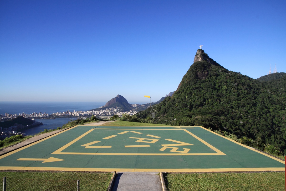 Área del helipuerto en el Mirante Dona Marta con vistas al paisaje urbano y natural de Río de Janeiro.