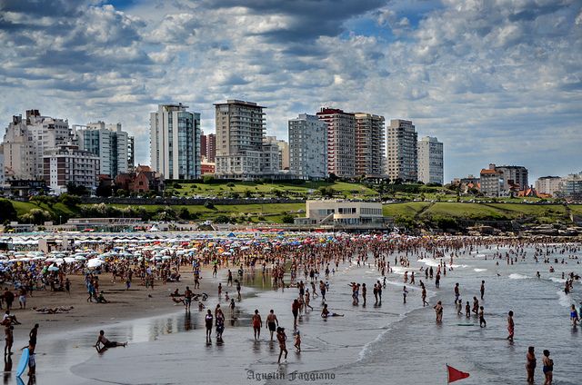 Mar del Plata, principal destino turístico de verano en Argentina, cuenta con casi 47 km de costa, donde se suceden playas muy diversas.
