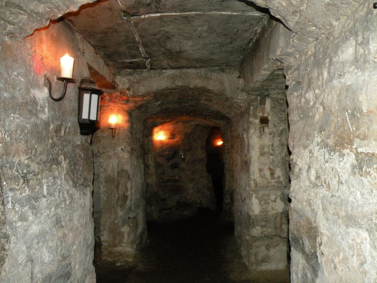 Os escuros e estreitos becos medievais de pedra preservados sob a terra em The Real Mary King's Close, Edimburgo.