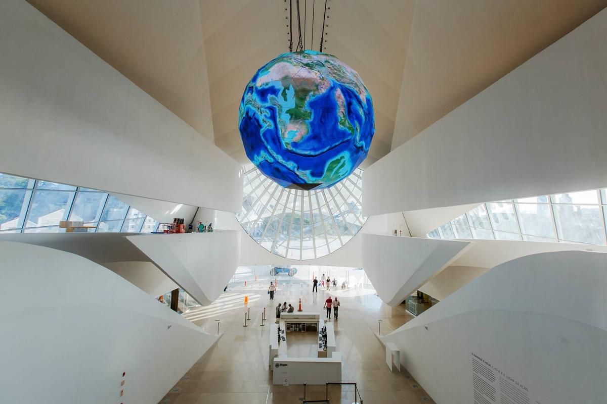 Arquitectura moderna en el interior del Museo del Mañana en Río de Janeiro.