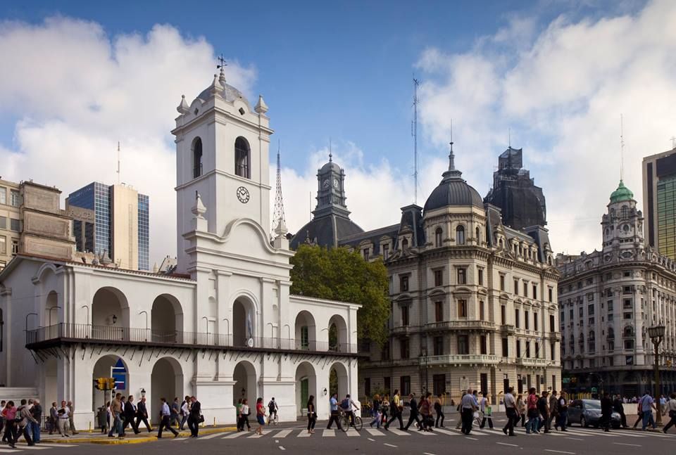 Fachada do histórico Cabildo de Buenos Aires em frente à Plaza de Mayo.