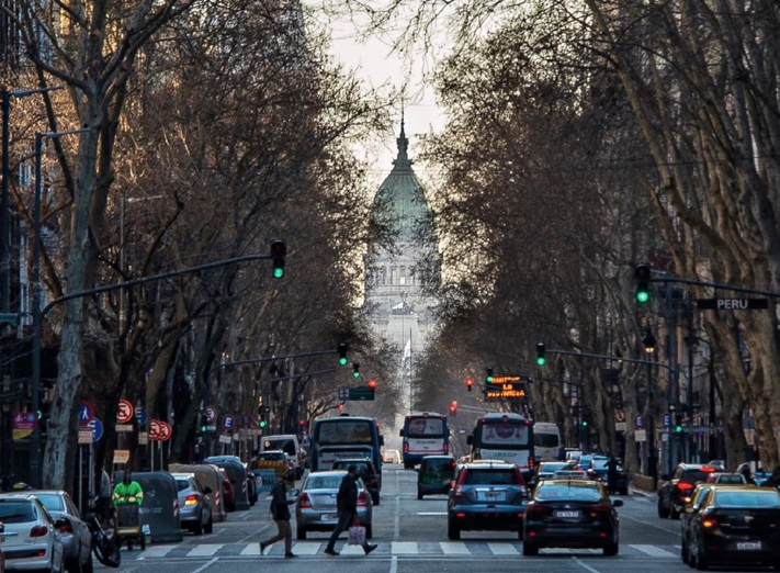 Vista da Avenida de Mayo que conecta a Plaza de Mayo ao Congresso da Nação em Buenos Aires, Argentina.