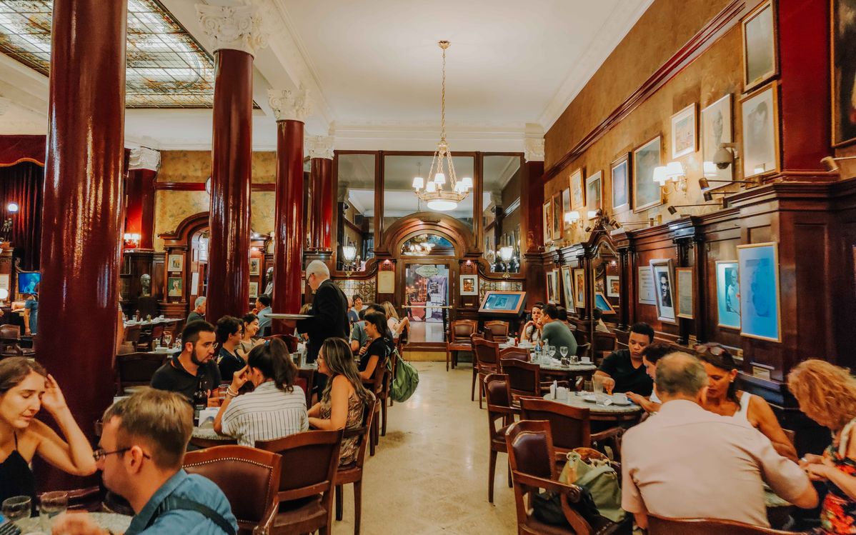 Interior do emblemático Café Tortoni na Avenida de Mayo, Buenos Aires.