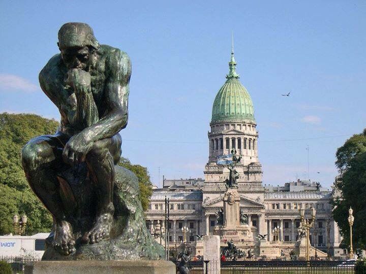 A célebre estátua de **O Pensador** de Rodin em frente ao Congresso em Montserrat, Buenos Aires.