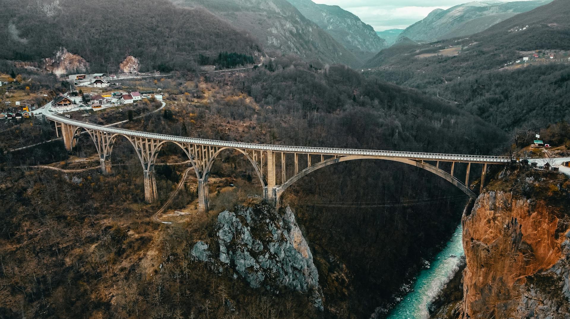 Vista aérea del puente Đurđevića Tara en Montenegro, capturando su grandeza en medio del exuberante paisaje otoñal.