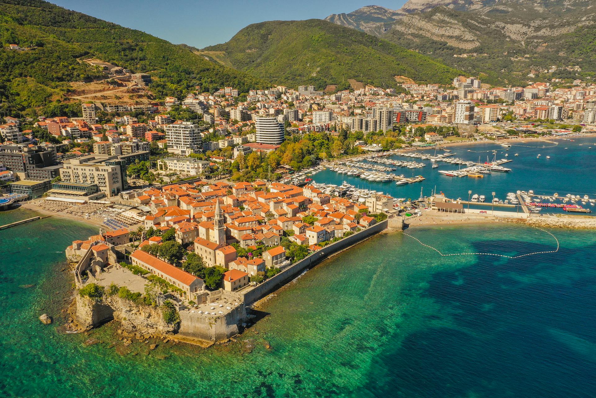 Budva es la joya de la costa montenegrina, famosa por combinar un casco antiguo medieval con una vibrante vida nocturna y algunas de las playas más bonitas del Adriático.
