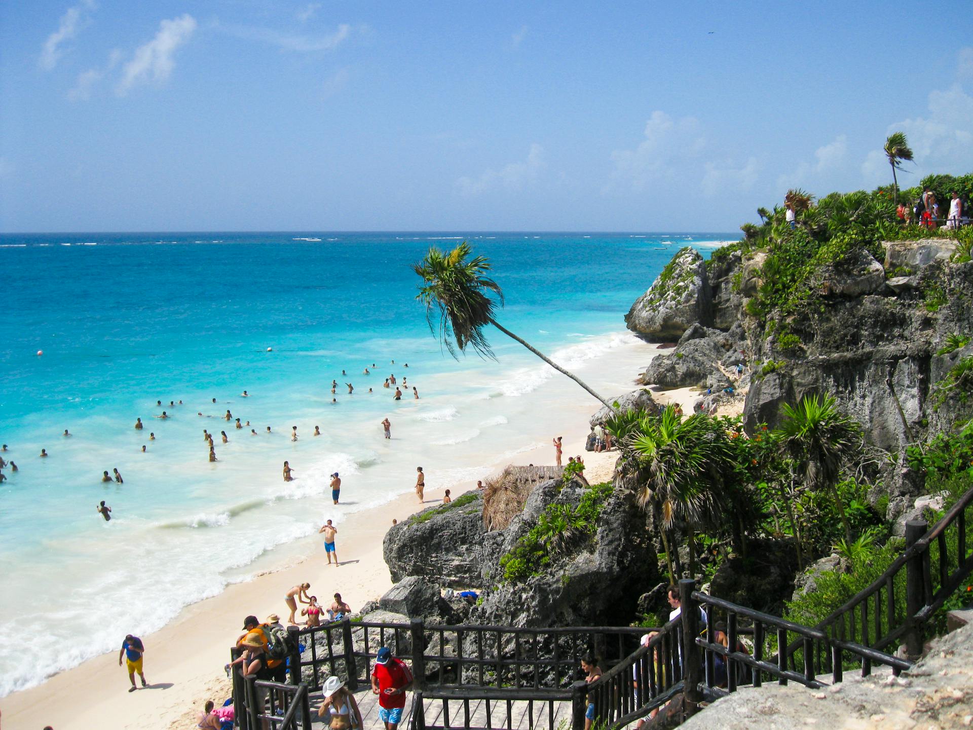 Playa con acantilado rocoso en Tulum, México.