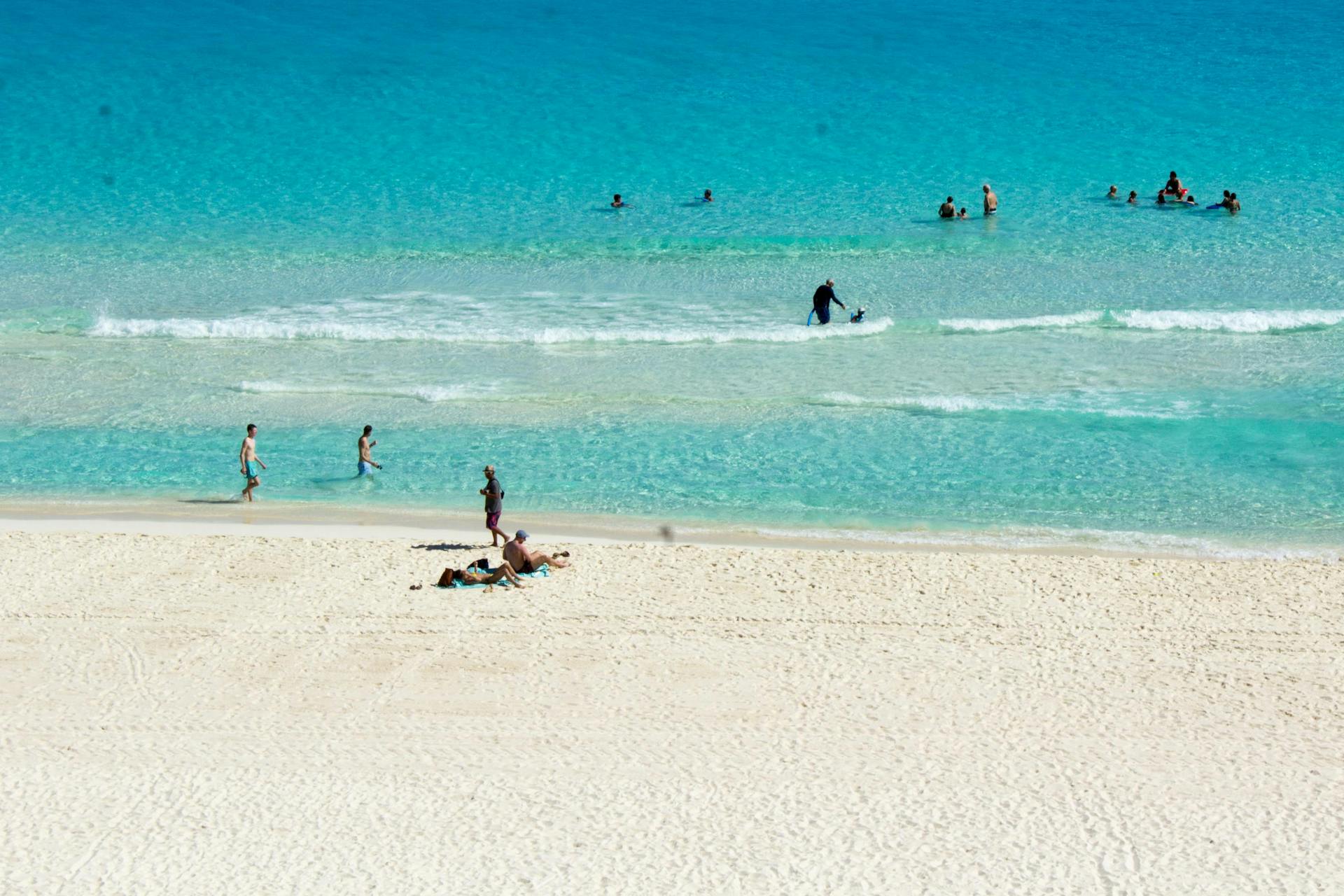 Vista del mar en una playa de Cancún con arena blanca y agua azul profundo.
