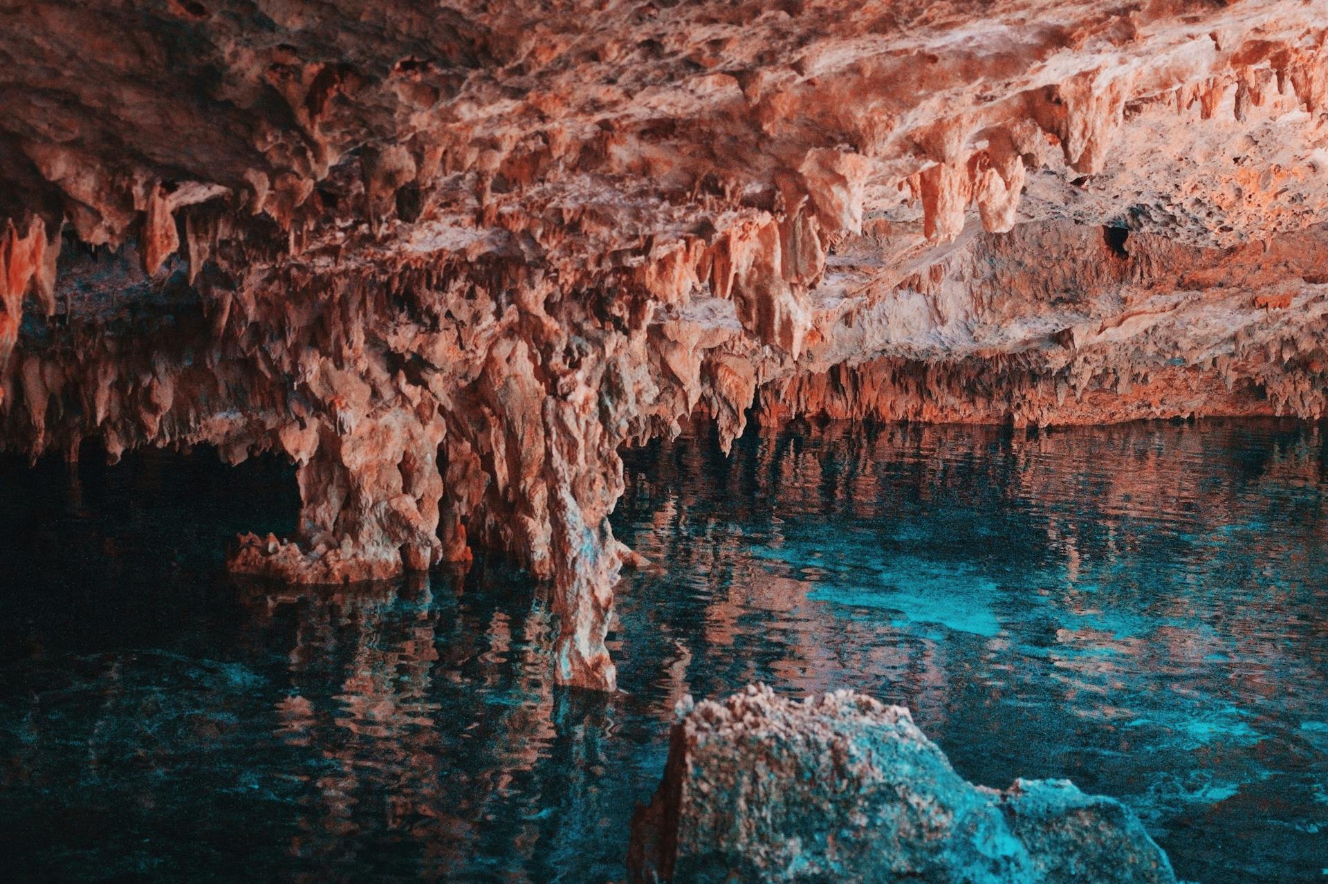 Cenote en cueva subterránea en Cancún, México.