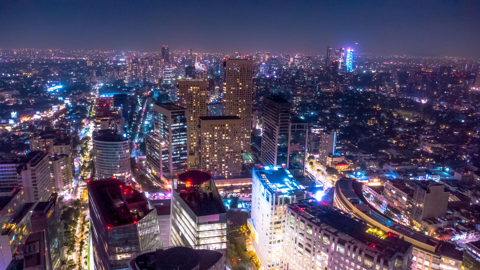 Vista panorámica de la Ciudad de México (CDMX), corazón cultural y financiero del país.