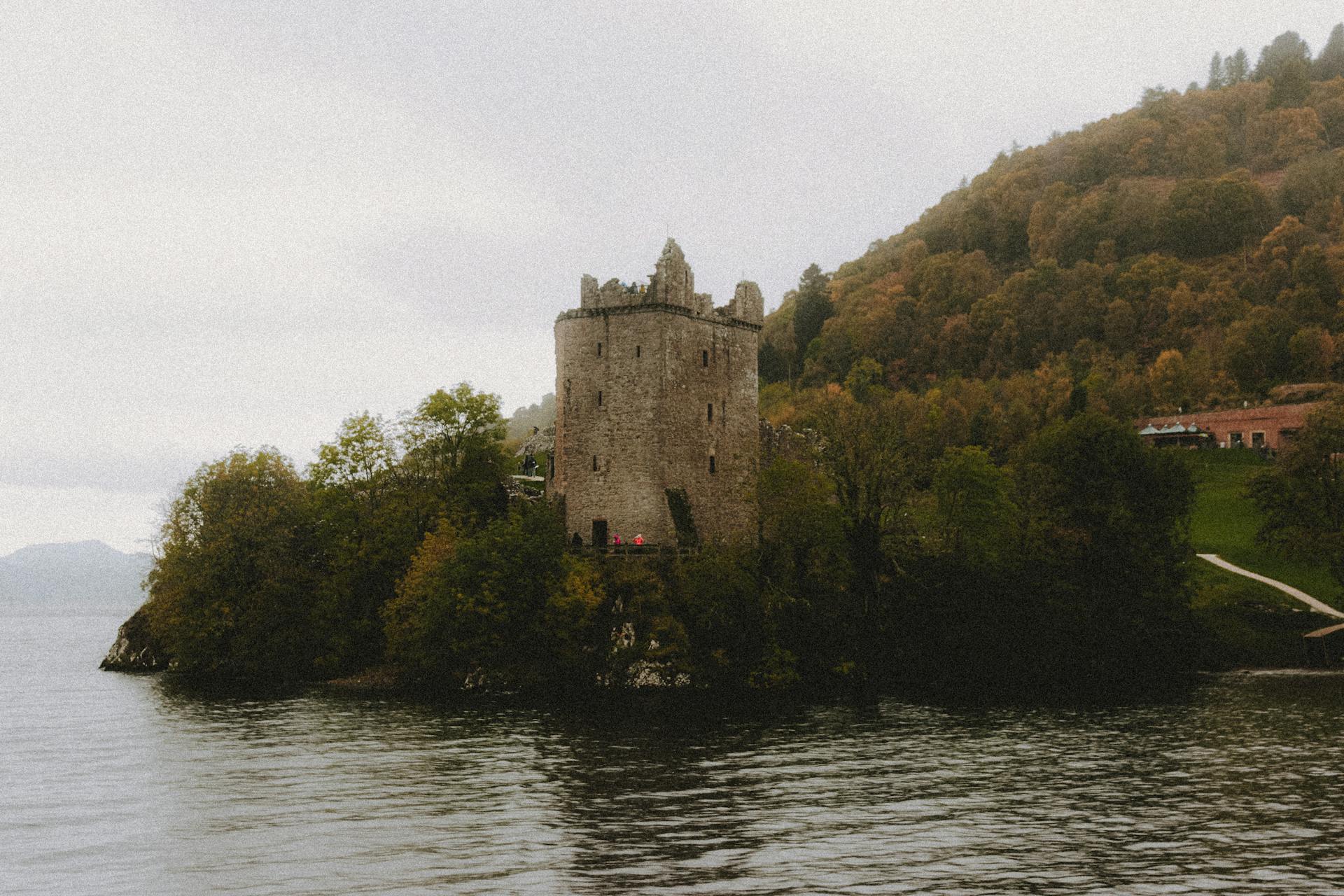 Castillo de Urquhart, visto desde las oscuras aguas del Lago Ness.