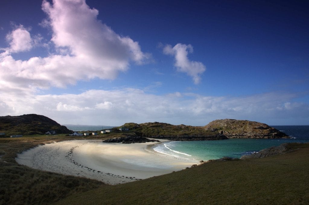 Arena blanca y formaciones rocosas en Achmelvich, uno de los rincones más vírgenes y hermosos de la costa de Sutherland.