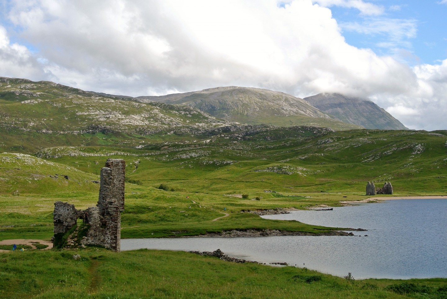 Las melancólicas ruinas del Castillo de Ardvreck a orillas del Loch Assynt, un lugar donde la historia de los clanes escoceses sigue viva.