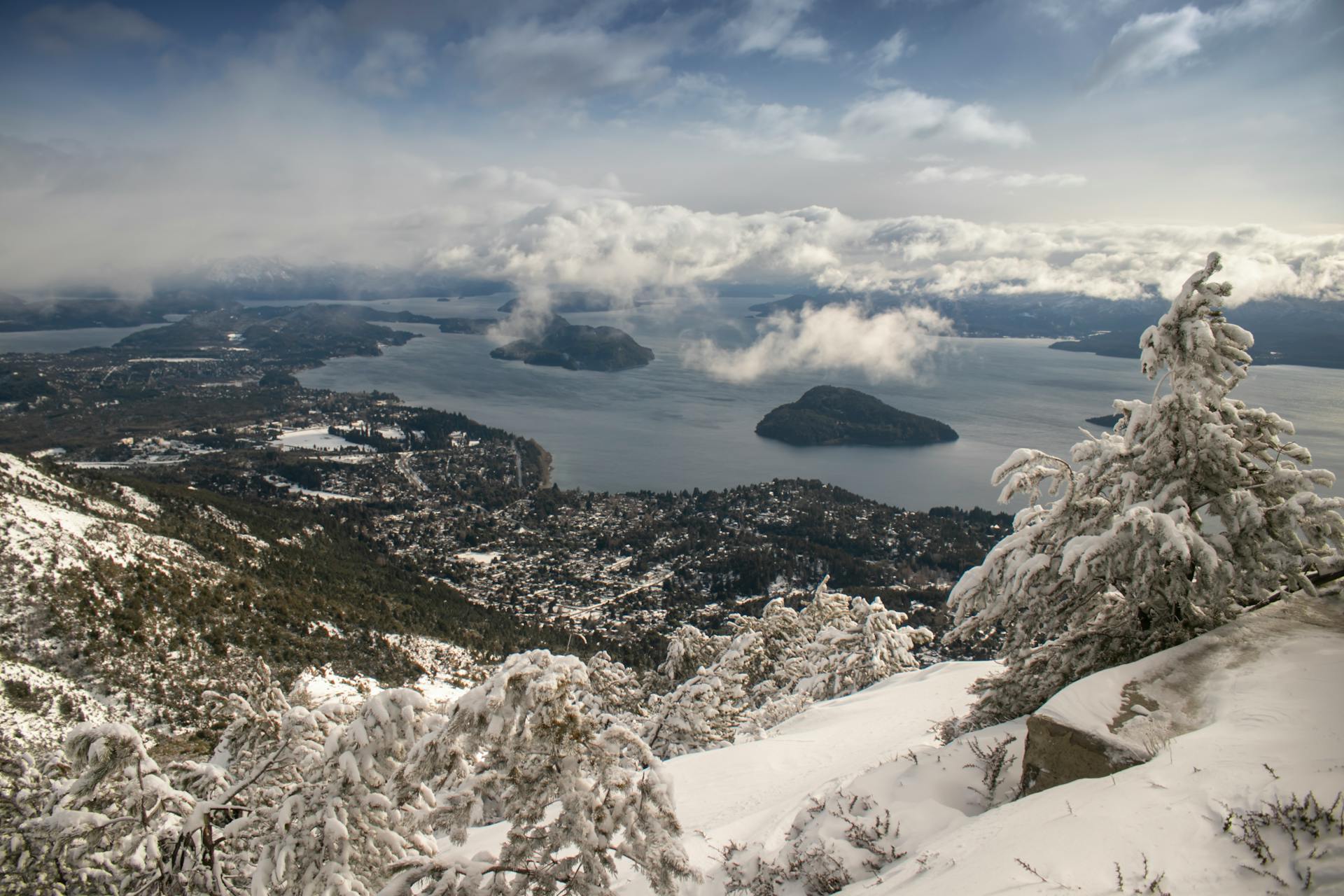 Vista desde el Cerro Otto hacia el Lago Nahuel Huapi. Bariloche, Argentina.
