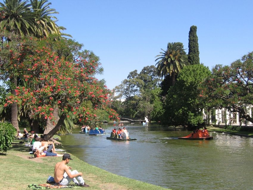 Zona de parque y laguna en el Rosedal de Palermo, Buenos Aires.