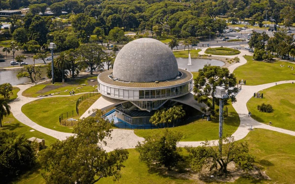 El Planetario Galileo Galilei, en el Parque 3 de Febrero, Palermo, Buenos Aires.