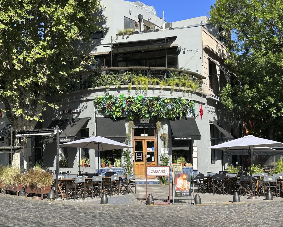 Cafe de ambiente relajado en Palermo, Buenos Aires.