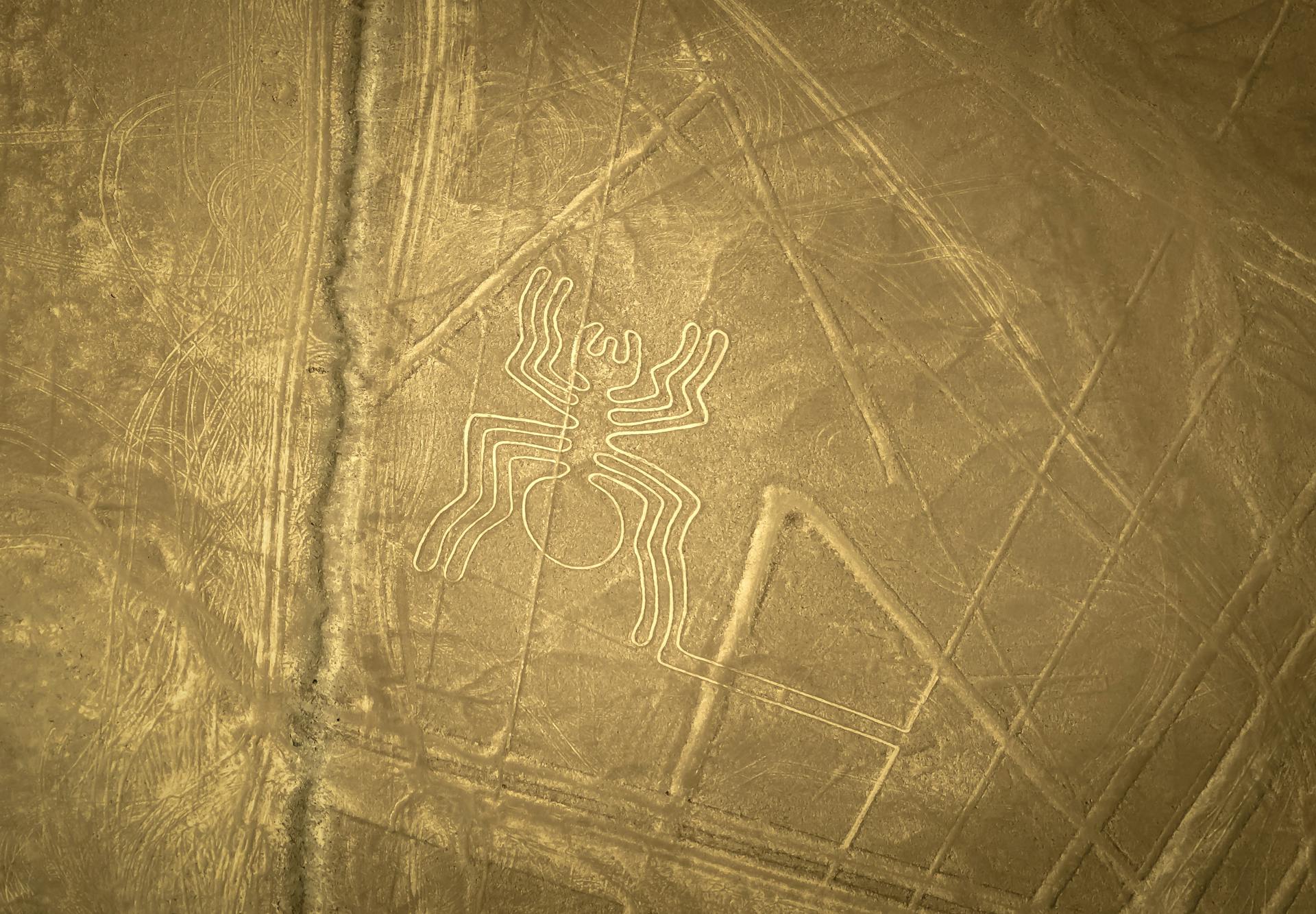 Las Líneas de Nazca son un enigma arqueológico compuesto por cientos de figuras gigantescas (geoglifos) trazadas en el desierto del sur de Perú, entre las ciudades de Nazca y Palpa. Declaradas Patrimonio de la Humanidad por la UNESCO en 1994, estas figuras tienen más de 2,000 años de antigüedad y fueron creadas por la cultura Nazca (aprox. 200 a.C. – 600 d.C.).