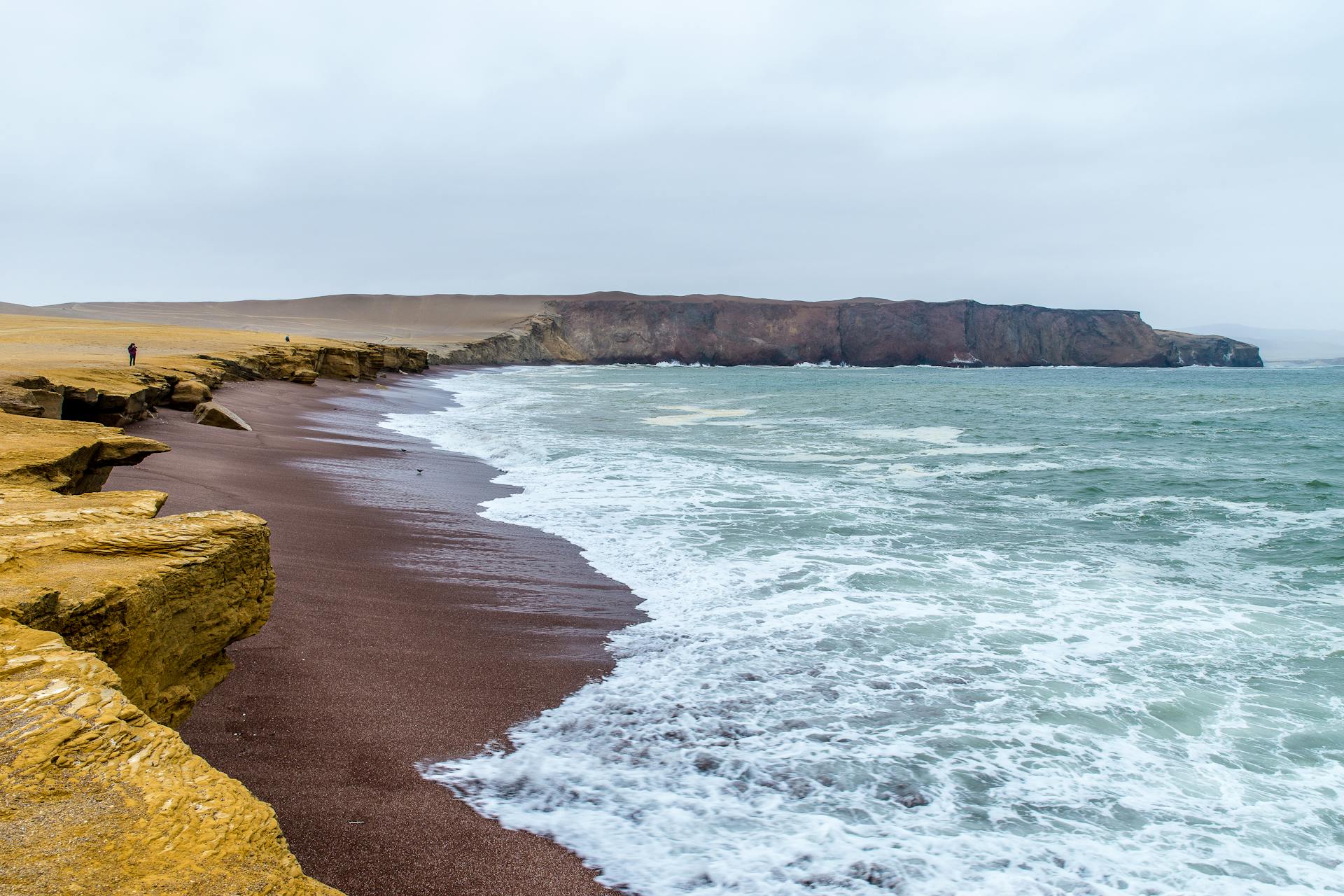 Playa Roja, en la Reserva Nacional de Paracas, Peru.