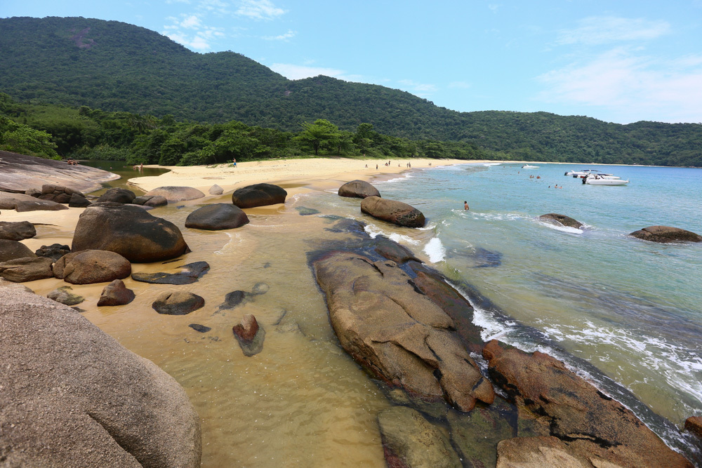 El río Parnaioca formando una piscina natural de agua dulce sobre la orilla de la playa.