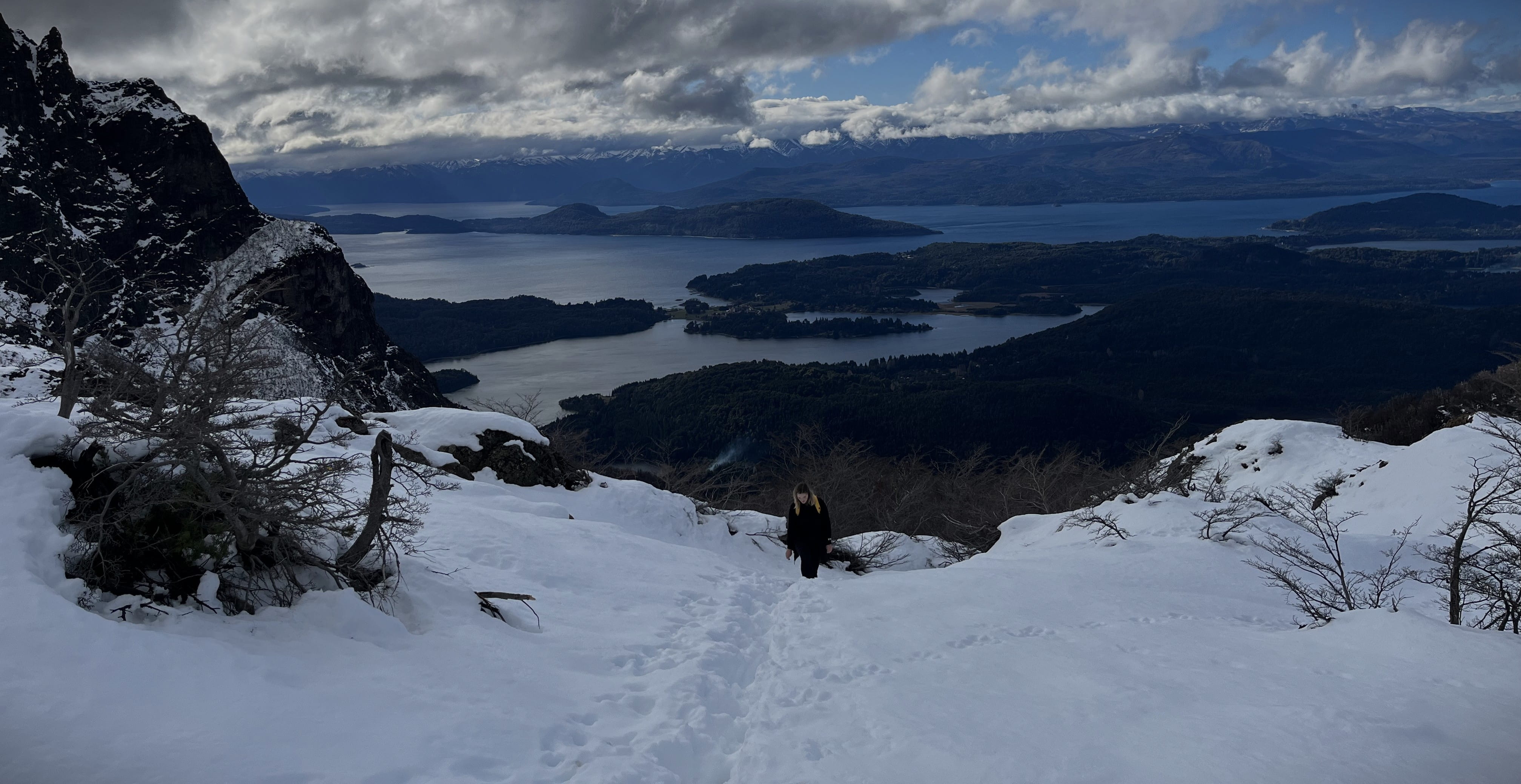 Al subir algunos cientos de metros de altura puede disminuir considelablemente la temperatura.