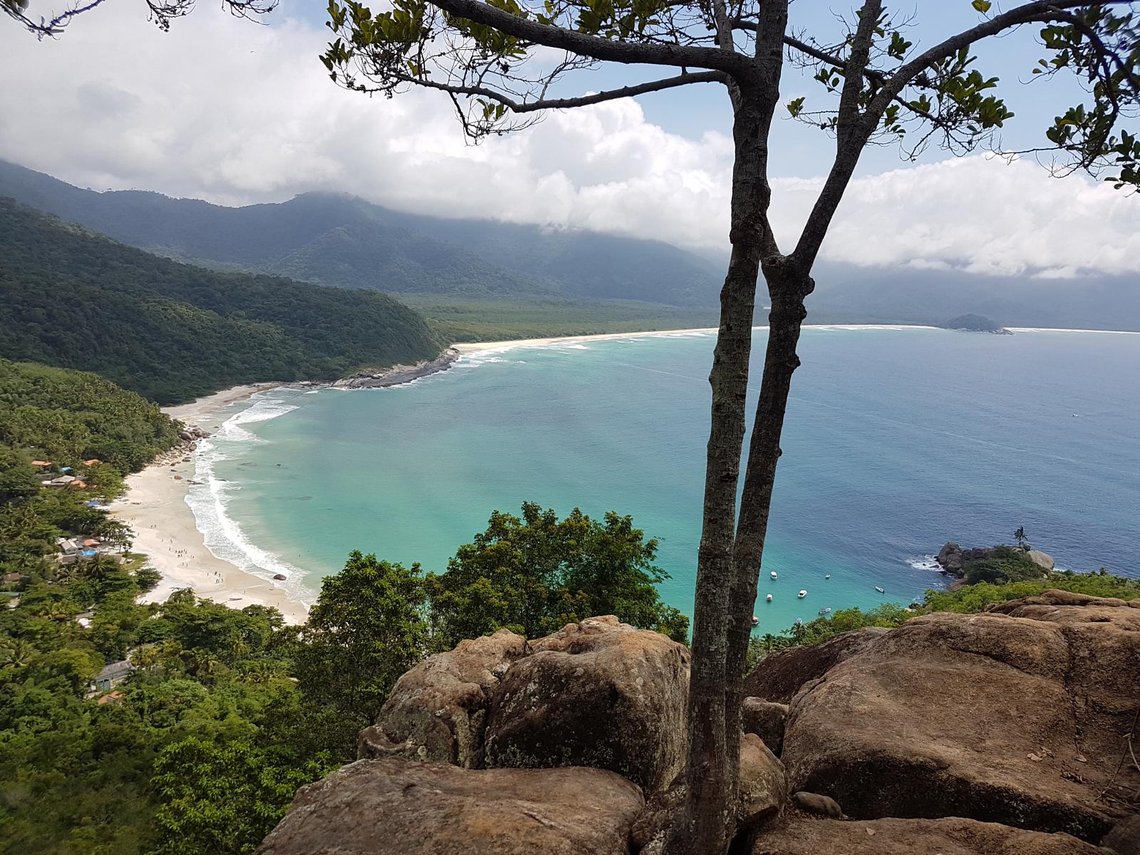 Vista da praia do Aventureiro do topo do Mirante do Sundara.