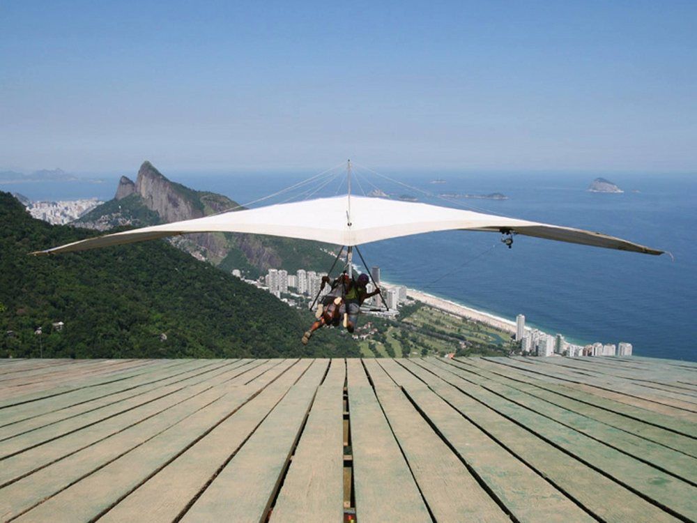 Despegue de ala delta desde la rampa de vuelo libre de la Pedra Bonita con vista al océano Atlántico.