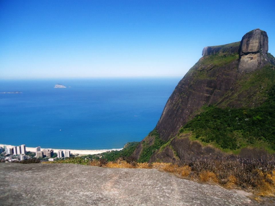 Vista panorámica desde la cima de la Pedra Bonita hacia la Pedra da Gávea y la playa de São Conrado en Río de Janeiro.