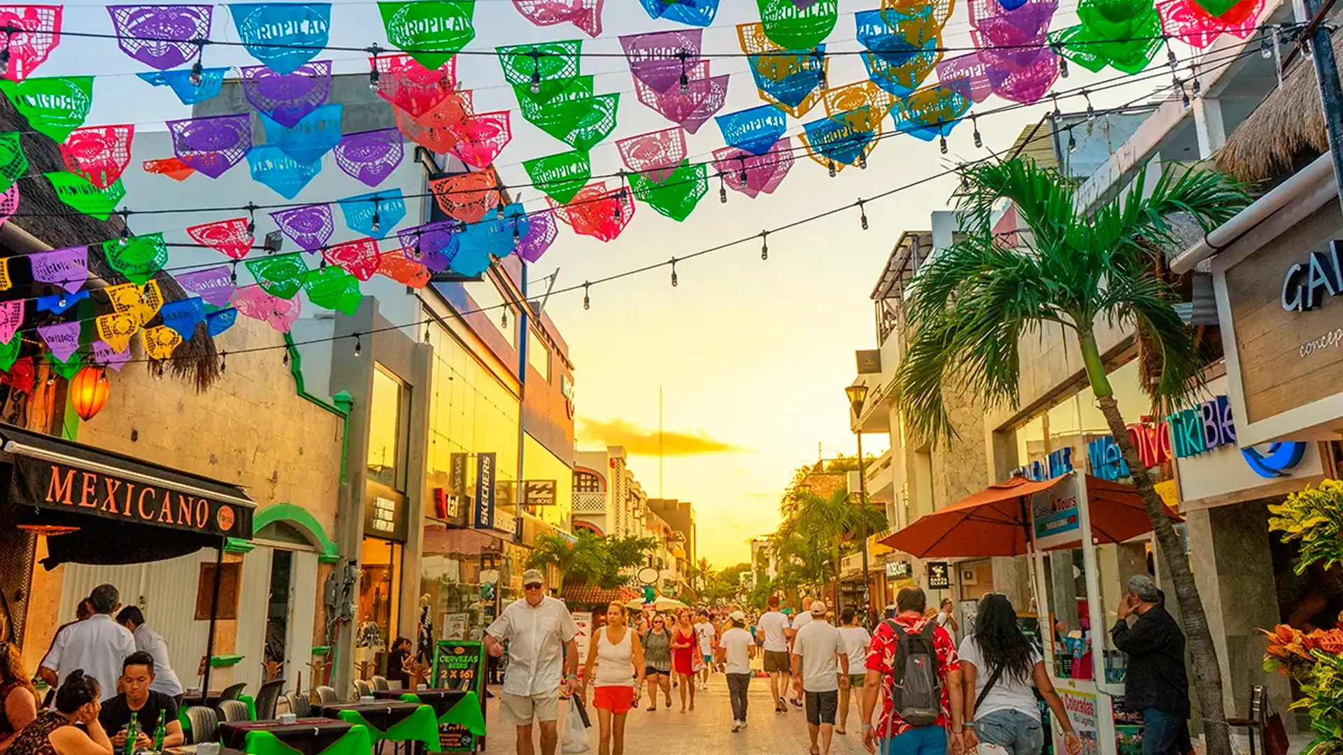 La Quinta Avenida es el corazón vibrante de Playa del Carmen. Se trata de una avenida peatonal de aproximadamente 5 kilómetros (3 millas) que corre paralela a la costa y concentra la mayor parte de la actividad turística, comercial y gastronómica de la ciudad.