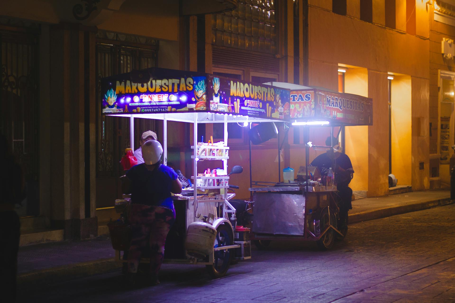 Puesto de marquesitas. Son uno de los postres callejeros más emblemáticos de la Península de Yucatán. Se trata de una oblea delgada y muy crujiente que se enrolla mientras está caliente y se rellena de diversos ingredientes.