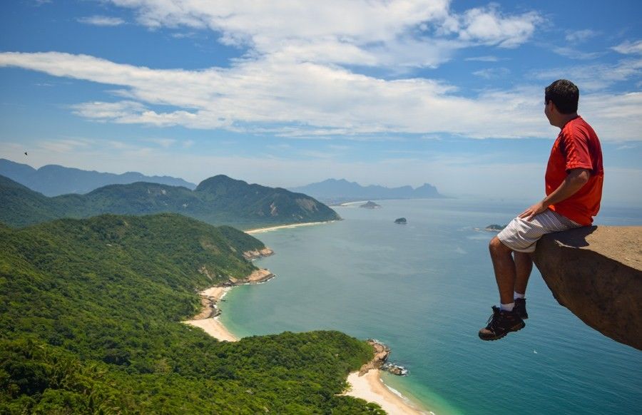 Vista panorâmica da Pedra do Telégrafo mostrando a famosa ilusão de ótica da foto sobre a Restinga da Marambaia no Rio de Janeiro.